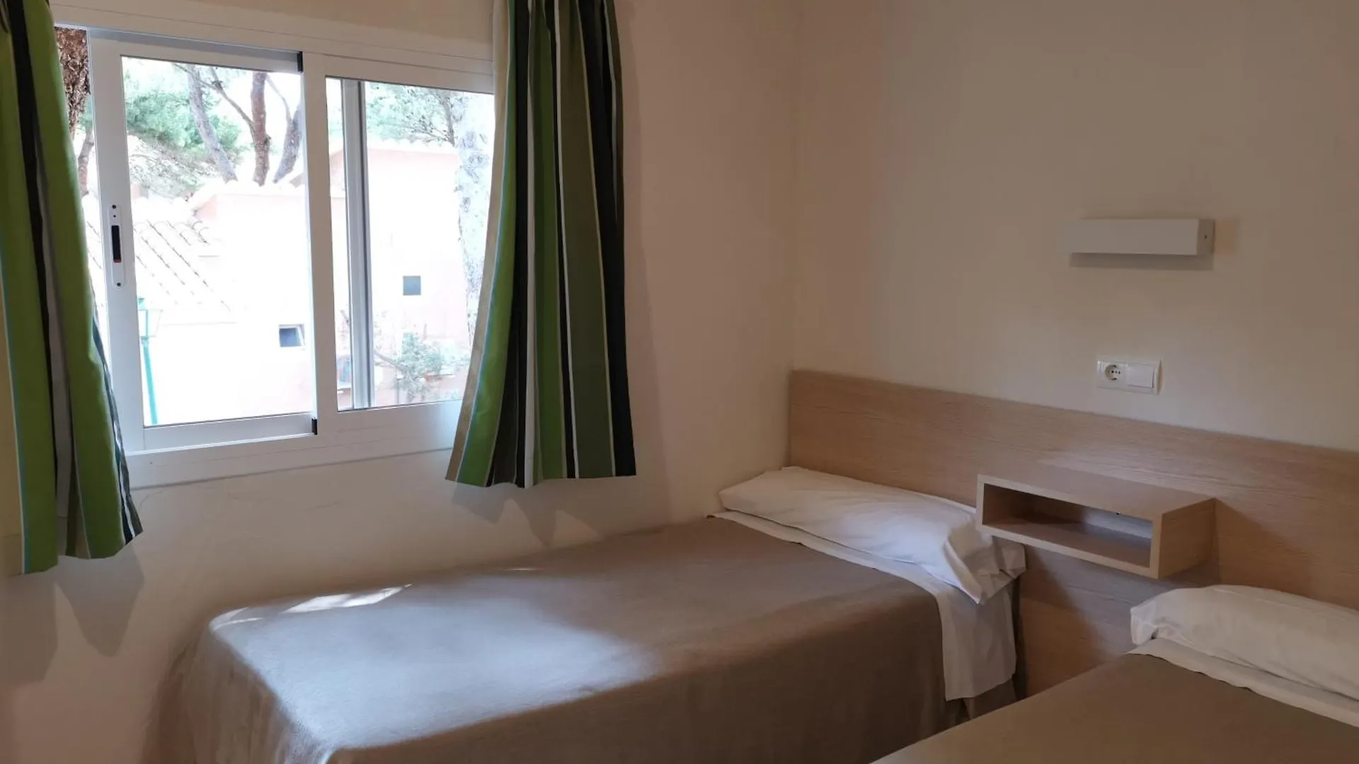 Hotel Xaloc Playa Punta Prima  3*, Punta Prima (Menorca)